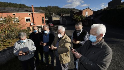 Vecinos de Caxoto, en Ourol, denunciaron a La Voz das atrs la falta de cobertura mvil en el ncleo