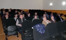 Los empresarios se reuni�n con el presidente de la patronal dezana en el aula de la Uned.