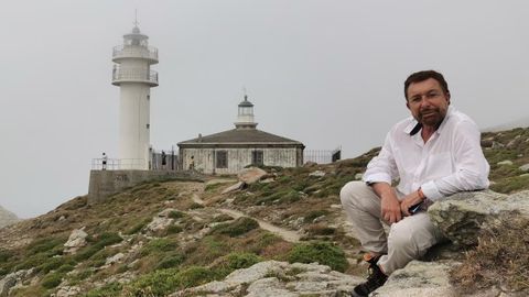 Parada, con el faro Tourin al fondo 
