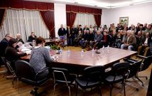 Sillas vac�as de la oposici�n frente a los numerosos vecinos que siguieron el pleno del POS.