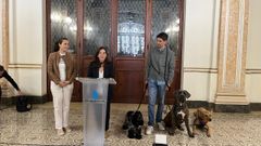 La concejala de Medio Ambiente, la alcaldesa y Samuel Rodrguez, representante de los dueos de los perros