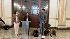 La concejala de Medio Ambiente, la alcaldesa y Samuel Rodr�guez, representante de los due�os de los perros