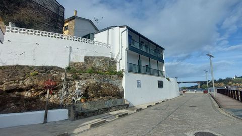 Los antiguos bancos y esta casa en el puerto de Porcill�n, en Ribadeo, figuran tambi�n entre los bienes catalogados