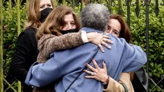 La familia de D�borah, el martes, d�a en que fue exhumado su cad�ver
