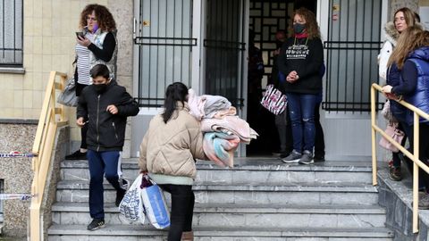 Vecinos de la cuenca minera del Nal�n preparan las instalaciones del colegio San Jos� de Sotrondio, al que llegan hoy viernes 47 ciudadanos ucranianos que ser�n acogidos en la localidad asturiana