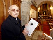 En la imagen, el cura de Fru�me, Manuel Caama�o, que guarda numerosos documentos del paso del escritor por la parroquia.