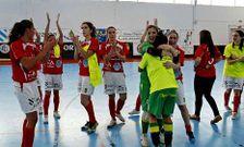 Las rojillas de Marcio Santos, celebrando su clasificaci�n para la fase de ascenso.