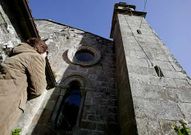 Parte de la fachada de la iglesia de Moraime.