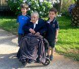 Mar�a M�ndez con sus dos bisnietos, Lucas y Daniel.