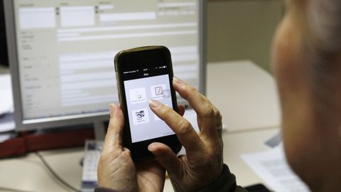 A finais do 2011 ponse en marcha o proxecto iVOZ: máis do 200 xornalistas locais reciben un iPhone co que poden facer seguemento de calquera información desde calquera punto de Galicia.