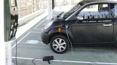 Punto de recarga de veh�culos el�ctricos en la estaci�n de tren de Uxes, Arteixo.
