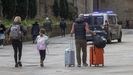 Familia de turistas en Santiago, en uno de los pocos momentos en que la lluvia dio tregua esta Semana Santa