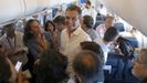 Pedro S�nchez, durante una conversaci�n informal con los periodistas en su vuelo de regreso de su gira