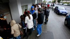 Madrugones y largas colas en A Coru�a para conseguir una entrada para el Celta-Deportivo