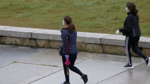 Deportistas en el paseo de Coroso en Ribeira