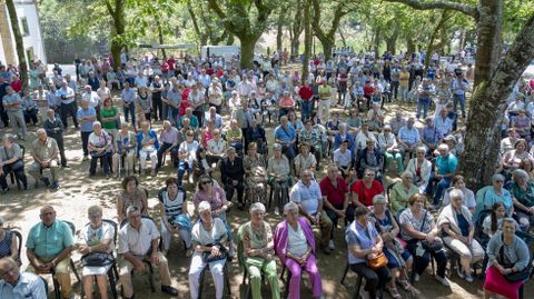 Asistentes a la misa de campaña en O Pino.