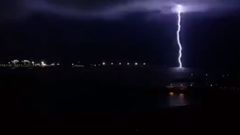 Un rayo cae sobre la bah�a de Gij�n