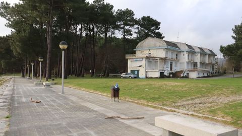 Playa de Broa, en Outes, con un hotel abandonado.