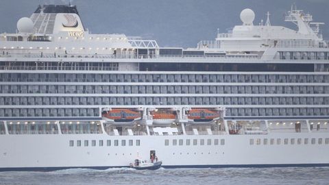 Pr&aacute;cticos del puerto de A Coru&ntilde;a y personal del crucero Viking Mars mantienen una conversaci&oacute;n a trav&eacute;s de una de las puertas del crucero 