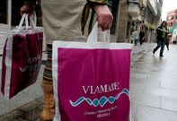 Las bolsas constituyen uno de los distintivos de centros comerciales abiertos como Viamare, el que funciona en Ribeira.