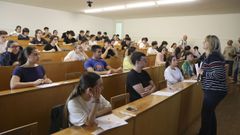 Una profesora, dando indicaciones a los alumnos durante la primera jornada de la selectividad, el martes pasado en Santiago.