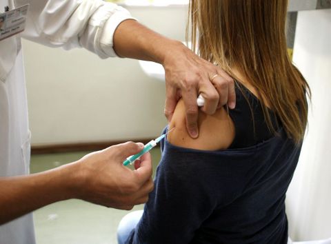 Espa�a no descarta ofrecer a los adultos una dosis de recuerdo de las vacunas infantiles. 
