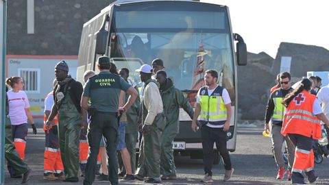 Varios emigrantes son atendidos a su llegada al muelle de la Restinga, a 10 de enero de 2024, en El Hierro, Islas Canarias.