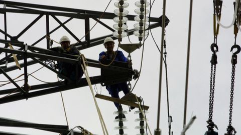 Imagen de archivo del cableado elctrico en una torre de alta tensin de la provincia  de Ourense