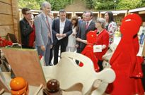 Las autoridades presentes fueron visitando cada uno de los puestos de la Mostra. 