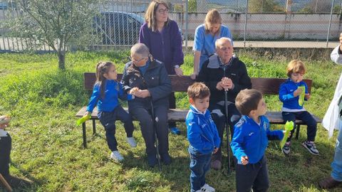 Alumnos de infantil del CEIP Pablo VI de A Ra de Valdeorras y usuarios del centro de da, este martes en la huerta del colegio.