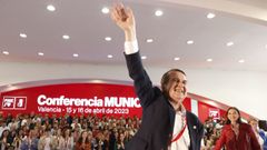 El alcalde de Vigo saluda a los asistentes durante su participaci�n en la jornada de clausura de la Conferencia Municipal del PSOE, celebrada el domingo en Valencia.