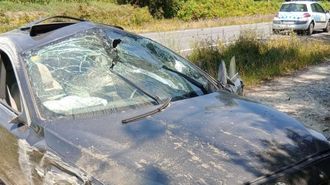 El coche qued� completamente destrozado tras la salida de v�a y dar dos vueltas de campana.