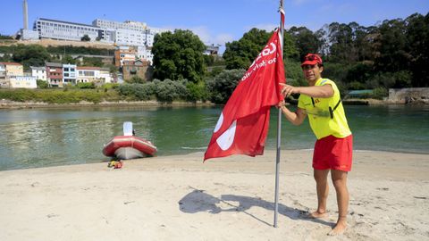 El socorrista Iv�n Centeno, clava la bandera en la punta de Santa Cristina