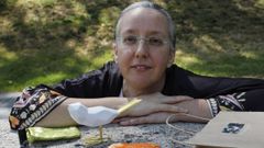 Beatriz P�rez, junto a algunas de sus muestras de perfume 