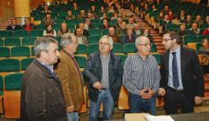 Los pol�ticos, al inicio de la asamblea. Ferreiro, del PP, lleg� un poco m�s tarde. 