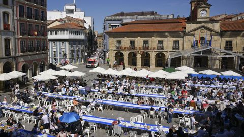 La Comida en la Calle de Avil�s re�ne este lunes a m�s de 15.200 personas que comparten mesa en los cinco kil�metros de tableros instalados en 25 calles y plazas de la ciudad