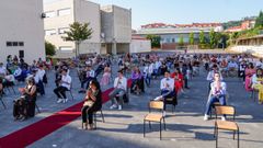 HOMENAJE EN EL IES CAMPO DE SAN ALBERTO. El s�bado por la tarde se guard� un minuto de silencio en honor de Miguel Quan y Javier Hurtado, antes del acto de graduaci�n realizado en este instituto de Noia. Ambos j�venes estudiaron en el centro, donde eran muy queridos
