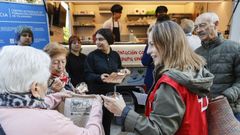 Voluntarios de Cruz Roja en Ourense en el food truck mostrando a mayores opciones saludables y sencillas para su dieta.