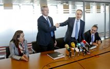 Alfonso Rueda y Jos� Benito Su�rez saludan tras firmar un convenio sobre emergencias. 