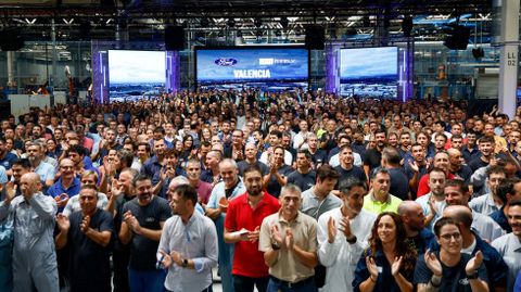 Autoridades pol�ticas y directivos de Ford y Geely, junto a trabajadores de Almussafes en la firma del convenio de colaboraci�n en julio