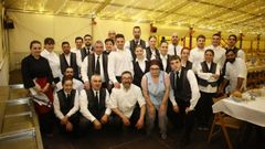 Imagen de febrero de 2020, del personal de Chao dos Navais para la cena de coronaci�n de la Ra��a do Entroido de Foz. Emilio Loureiro, gerente, abajo, de camisa blanca y gafas, en el centro.