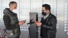 Jos� Mar�a Cancela y Jorge Soto, en la estaci�n de reparaci�n de bicicletas del campus de Pontevedra