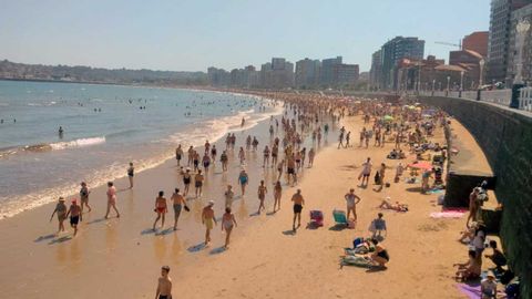 Cientos de baistas se agolpan en la playa de San Lorenzo