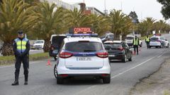 Los agentes de la autoridad pueden exigir el certificado de la empresa para justificar el desplazamiento. En la foto, un control este martes en Santiago
