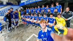 La plantilla y el cuerpo t�cnico del juvenil A del Real Oviedo, en el Carlos Tartiere