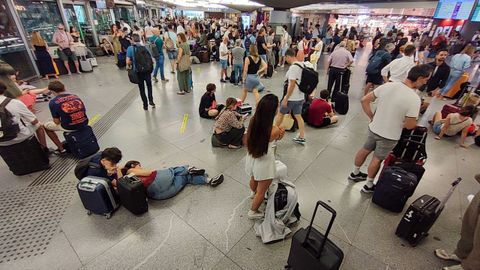 Cientos de personas esperan la salida de su tren en la estación de Atocha de Madrid