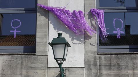 Un edificio de Santiago, decorado con motivo de la celebracin del Da de la Mujer