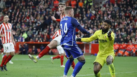 Derbi asturiano entre el Real Sporting de Gijon y el Real Oviedo en El Molin�n