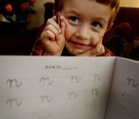 Un alumno muestra sus progresos con el arte de la escritura a mano y c�mo hace las letras. 