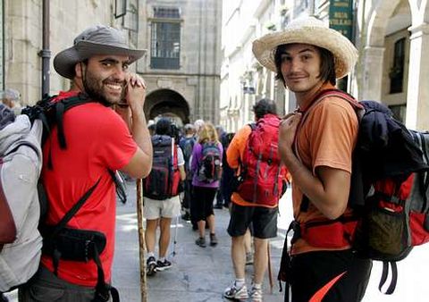 La cola para obtener la compostela (arriba); el padre Mauro y sus cinco disc�pulos milaneses; Koen y su perro Ringo; y la espera de Ferr�n y Pol en la r�a do Vilar. 